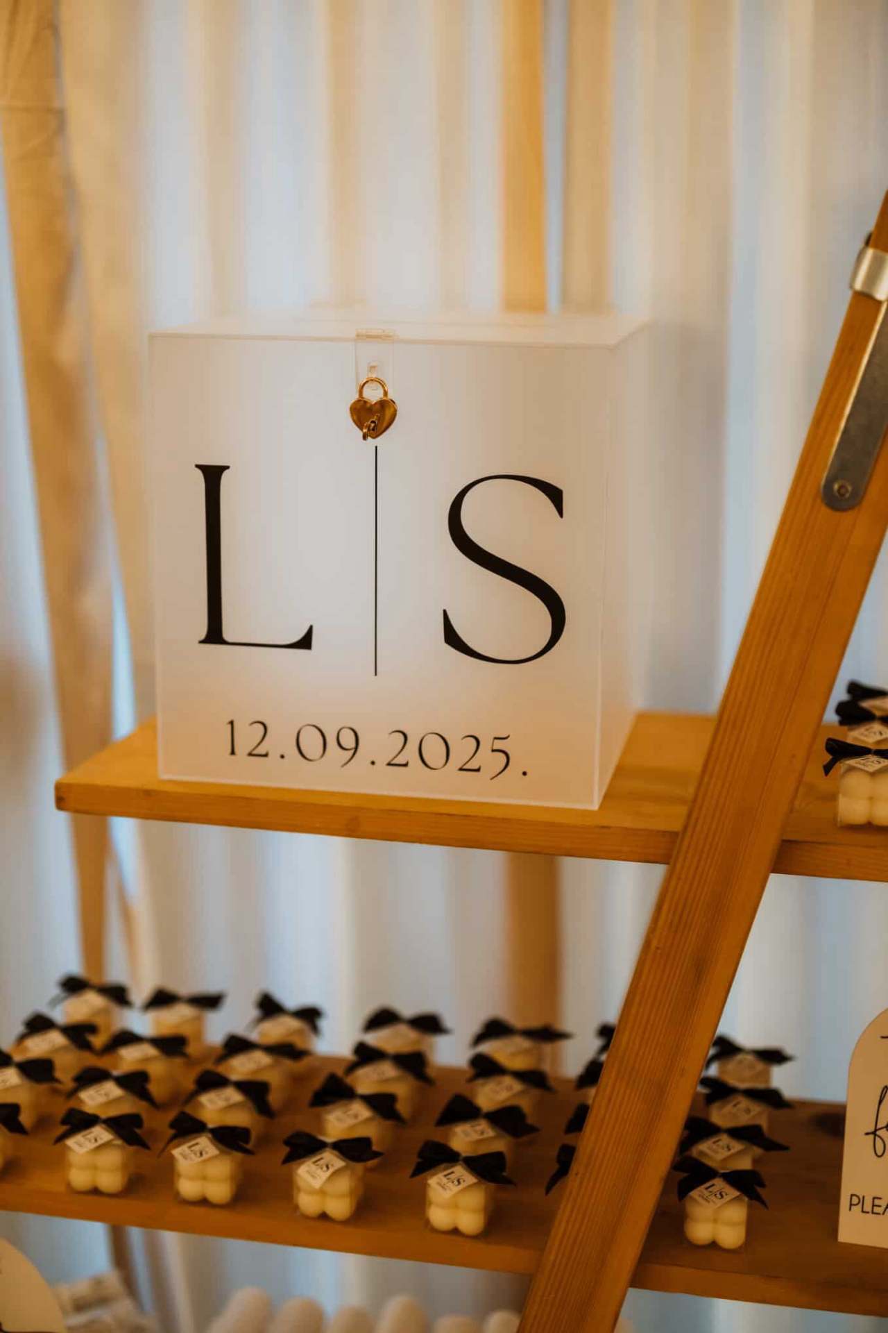 Personalizirani crni vinil natpis na zamagljenoj akrilnoj kutiji 30×30 cm za vjenčanje